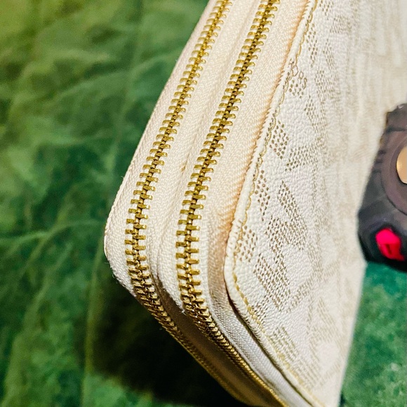 *RARE* Michael Kors Beige Monogram Wristlet Large Phone Clutch - Picture 10 of 14